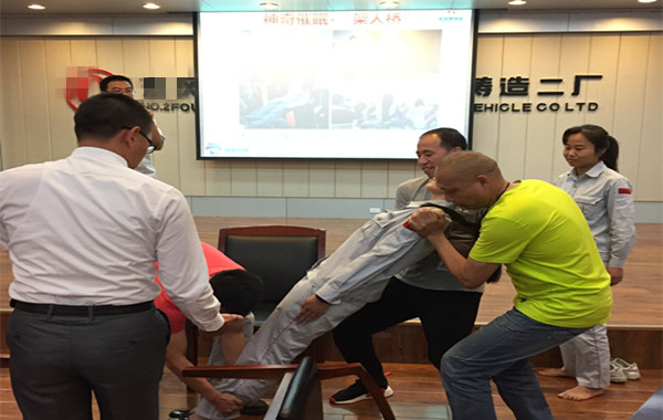 8、20170615 郭敬峰老师受邀东风汽车授课《职业情商与团队管理》“催眠架人桥”.jpg