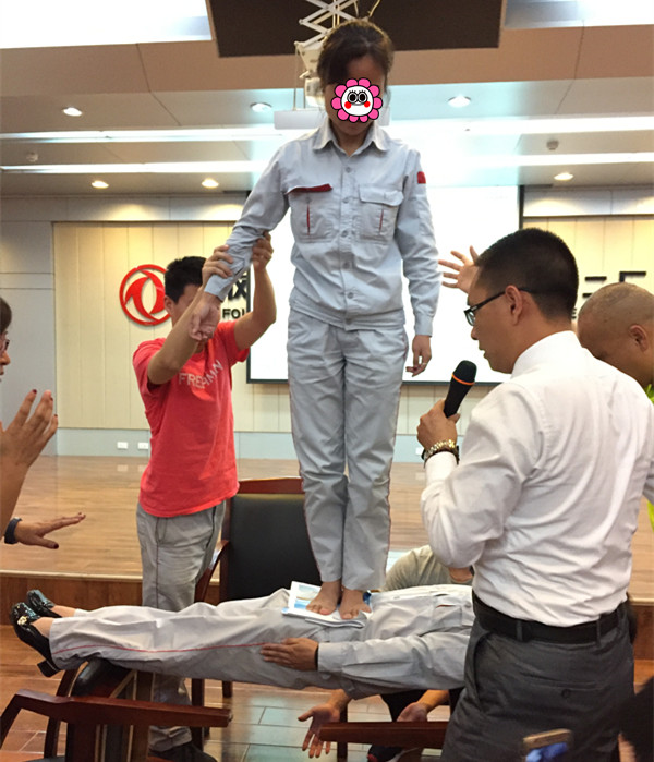 8、20170615 郭敬峰老师受邀东风汽车授课《职业情商与团队管理》“催眠架人桥”.jpg