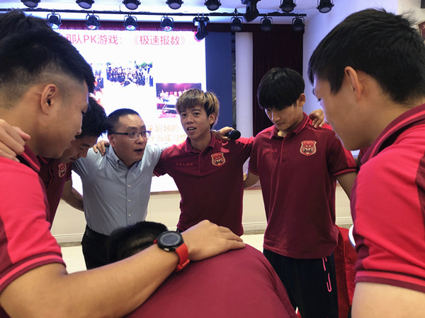 7、郭敬峰老師授課《打造職場(chǎng)人士的感恩陽(yáng)光心態(tài)》.jpg