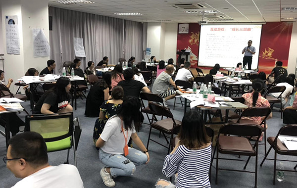 2、郭敬峰老師授課《壓力與情緒管理》.jpg