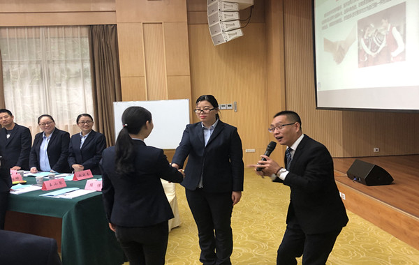 2郭老師授課  中國(guó)郵儲(chǔ)銀行某分行陽(yáng)光心態(tài)壓力疏導(dǎo)與新生代員工管理 (2)_副本.jpg