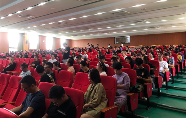 4.郭敬峰授課《學(xué)校教師情緒管理和壓力釋放》.jpg