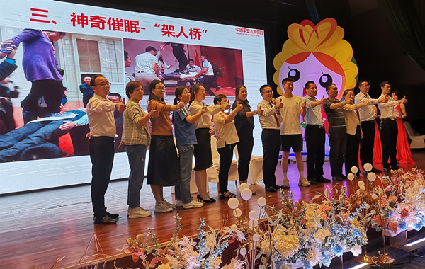 7.郭敬峰授课中国平安人寿保险《亲子教育秘笈与催眠架人桥》.jpg 7.郭敬峰授课中国平安人寿保险《亲子教育秘笈与催眠架人桥》.jpg