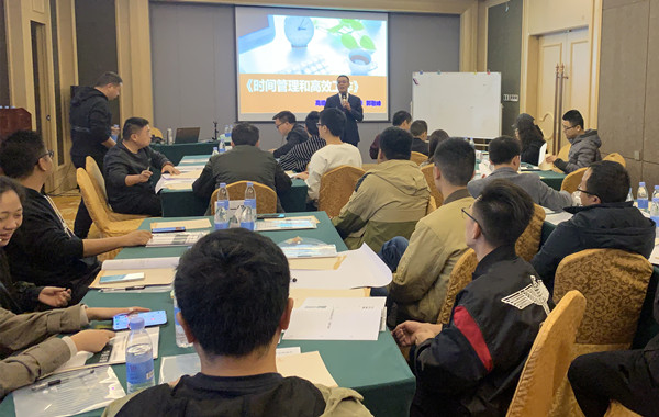 郭敬峰老师授课《时间管理和高效工作》照�?.jpg