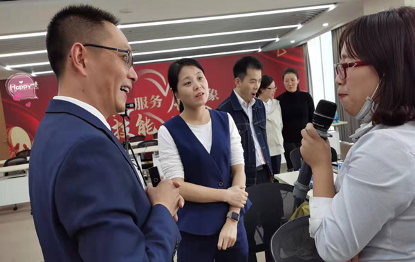 郭敬峰老师授课《打造阳光心态，职业幸福感提升》照�? .jpg