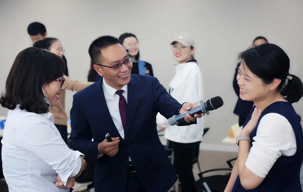 郭敬峰老师授课《打造阳光心态，职业幸福感提升》照�?.jpg