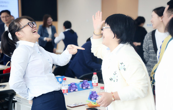 郭敬峰老师授课《打造阳光心态，职业幸福感提升》照�? .jpg