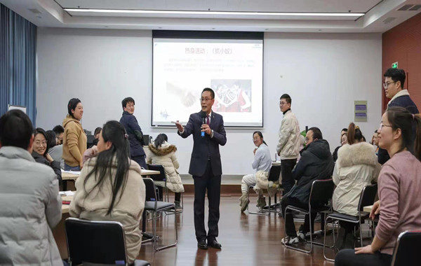 郭敬峰老师授课中科芯《情绪管理与压力疏导》照�?.jpg