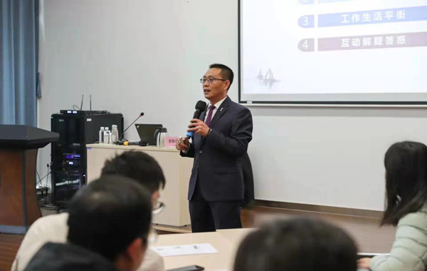 郭敬峰老师授课中科芯《情绪管理与压力疏导》照�?.jpg