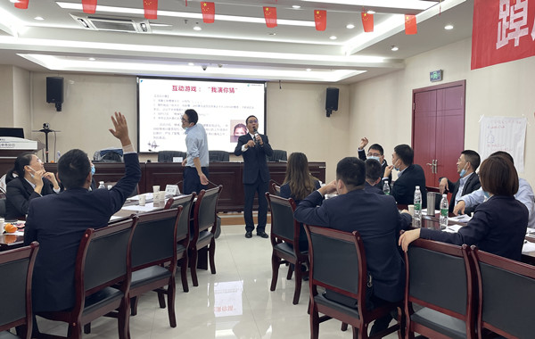 郭敬峰老師授課中國(guó)郵政儲(chǔ)蓄銀行某分行《與情緒壓力共舞》圖??.jpg