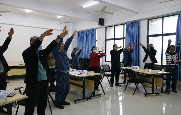 郭敬峰老师授课海南电网有限责任公司《教练型领导者》新闻图�?.JPG