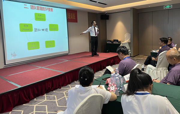 郭敬峰老師授課某縣實(shí)驗(yàn)高級(jí)中學(xué)《黨建引領(lǐng)團(tuán)隊(duì)執(zhí)行力的提升》照??.jpg