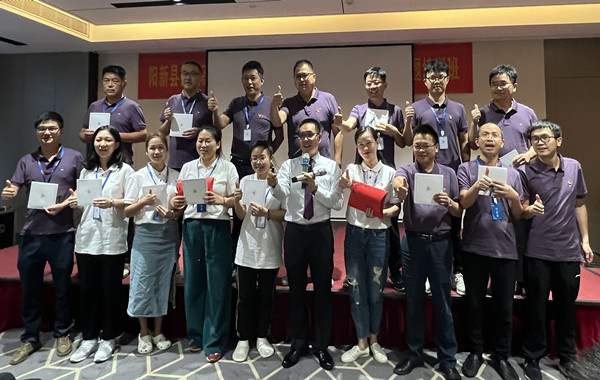 郭敬峰老師授課某縣實(shí)驗(yàn)高級(jí)中學(xué)《黨建引領(lǐng)團(tuán)隊(duì)執(zhí)行力的提升》照??.jpg