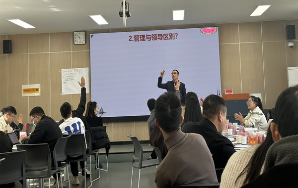 郭敬峰老師授課某縣數(shù)字經(jīng)濟(jì)發(fā)展專題培訓(xùn)班《壓力績(jī)效管理》照??.jpg