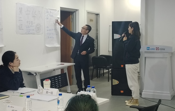 郭敬峰老師授課上海中華藥業(yè)有限公司《團(tuán)隊(duì)情緒壓力管理及積極心態(tài)提升》照??.jpg