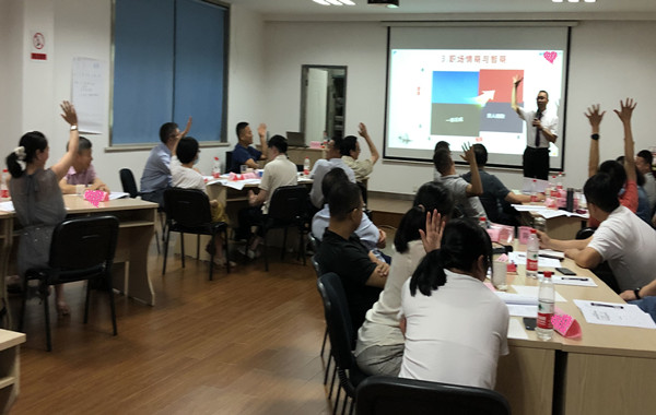 郭敬峰老师授课浙江某科技《销售职业情商提升》新闻照�?.jpg